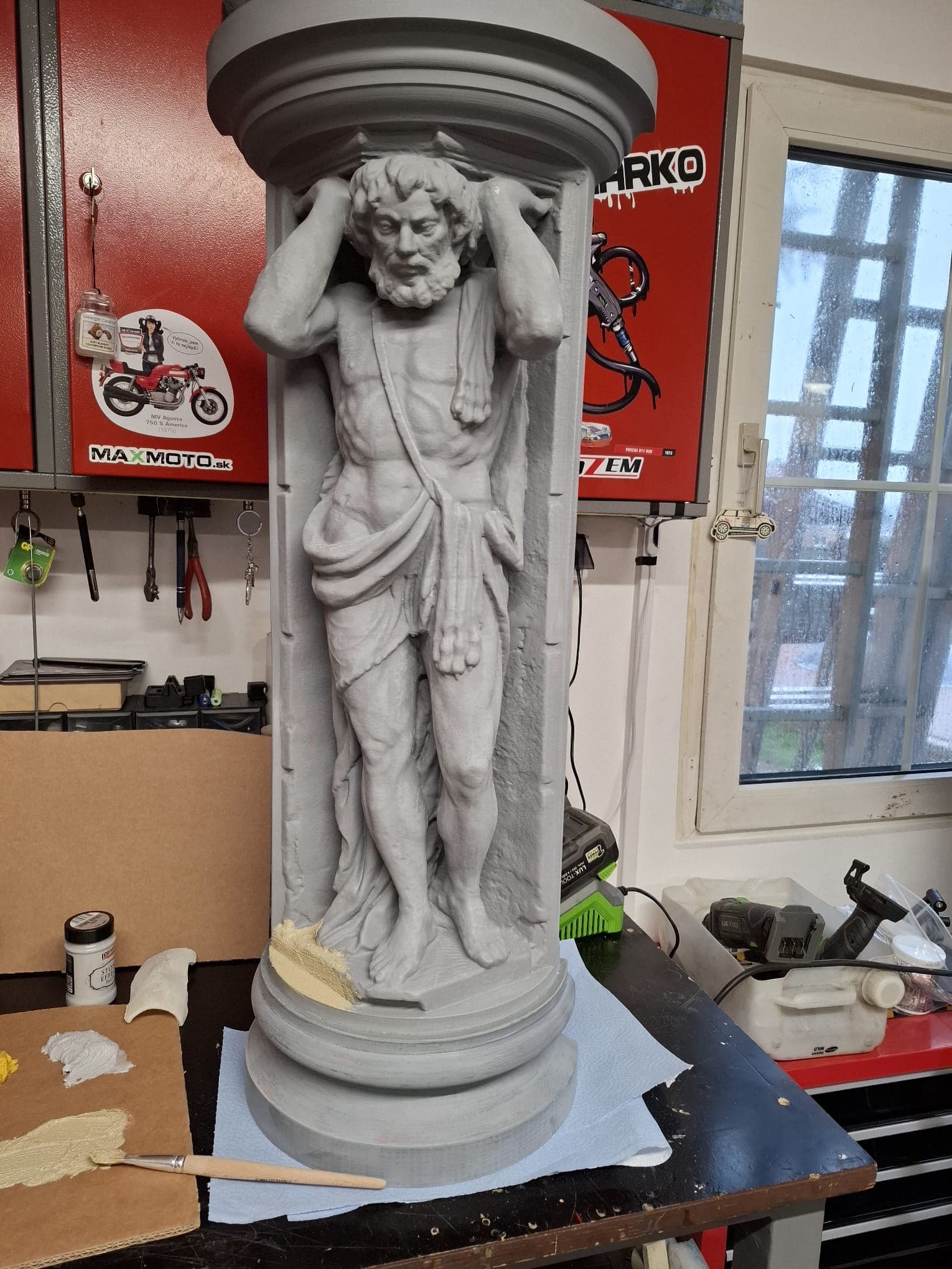 3D tlačená socha Corgoňa, 80 cm vysoká reprodukcia ikonickej figúry nesúcej stĺp