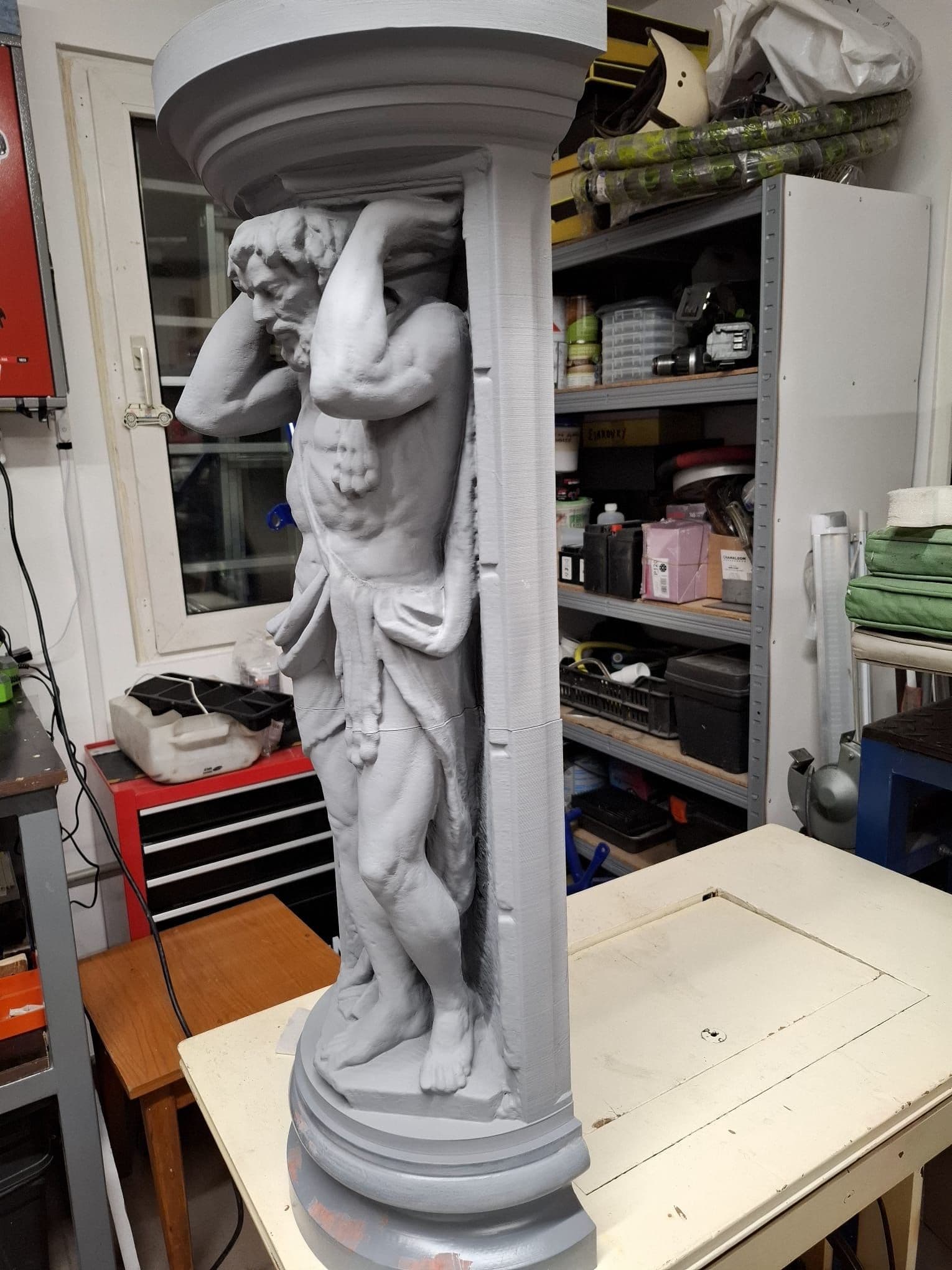 3D tlačená socha Corgoňa – 80 cm vysoká reprodukcia ikonickej figúry nesúcej stôl, vytlačená v bielom filamente v 3D tlačovom štúdiu