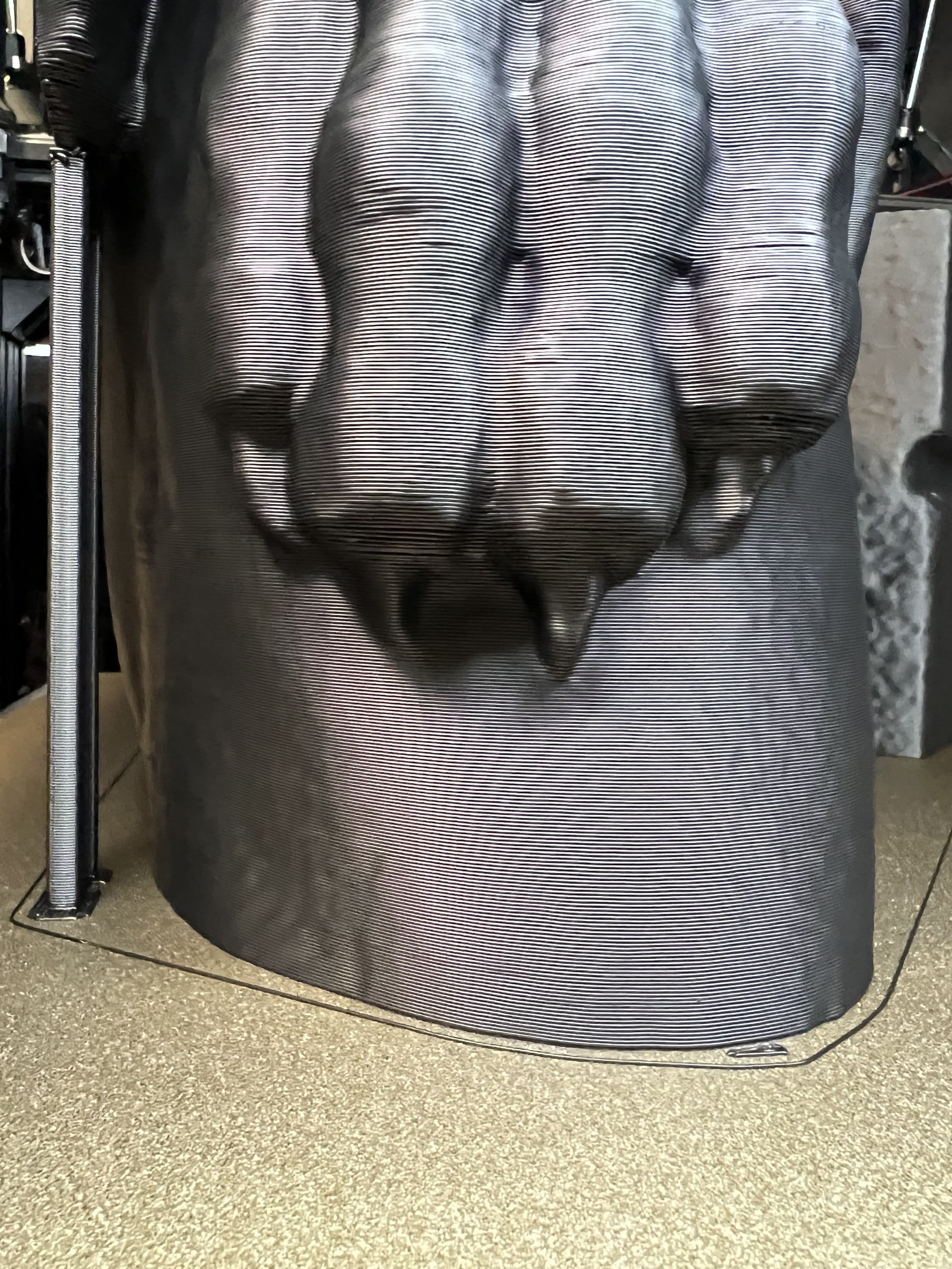 Detail 3D tlačenej päste s anatomickými detailmi prstov a kĺbov