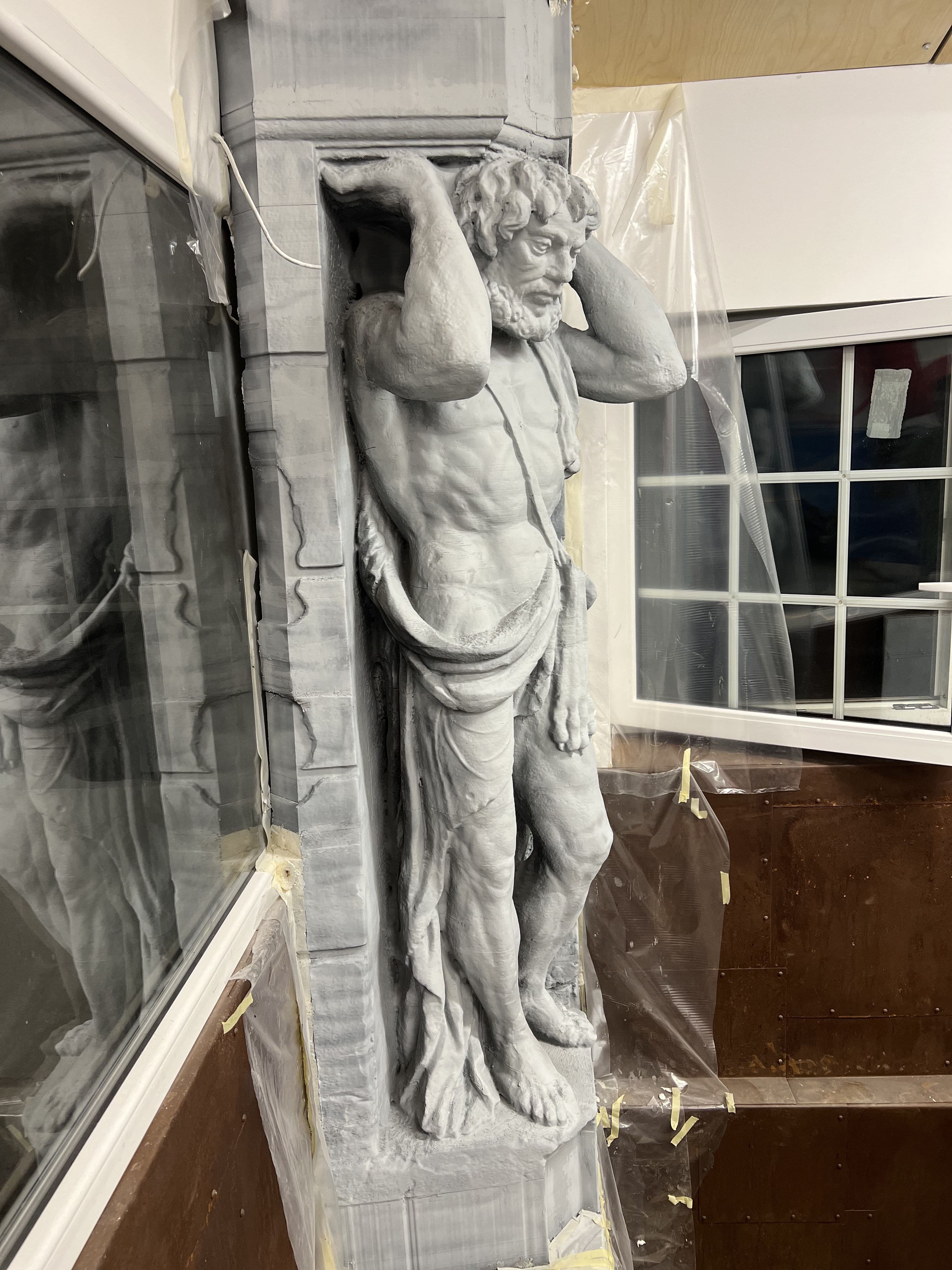 Veľkorozmerná 3D tlačená socha Corgona po povrchovej úprave v mieste realizácie