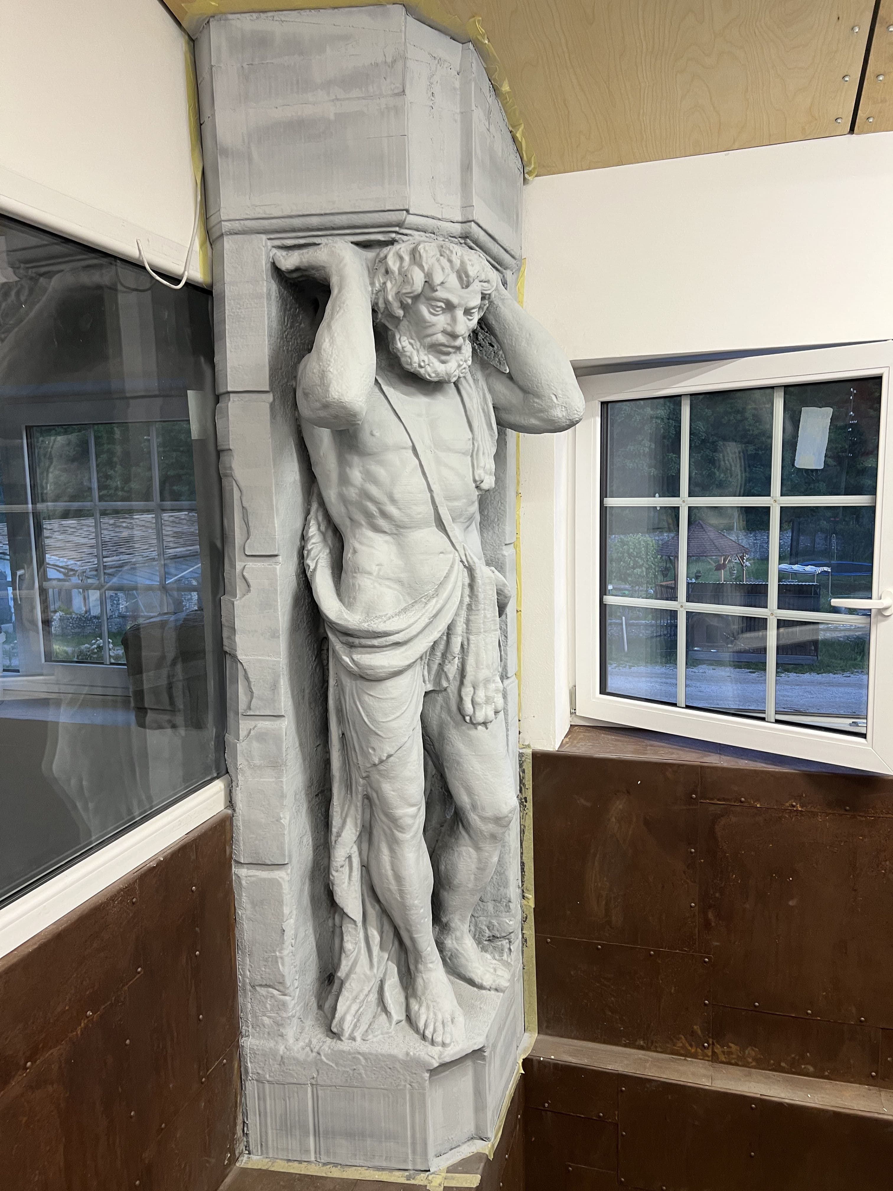 3D tlačená socha Corgona po povrchovej úprave, inštalovaná na mieste realizácie