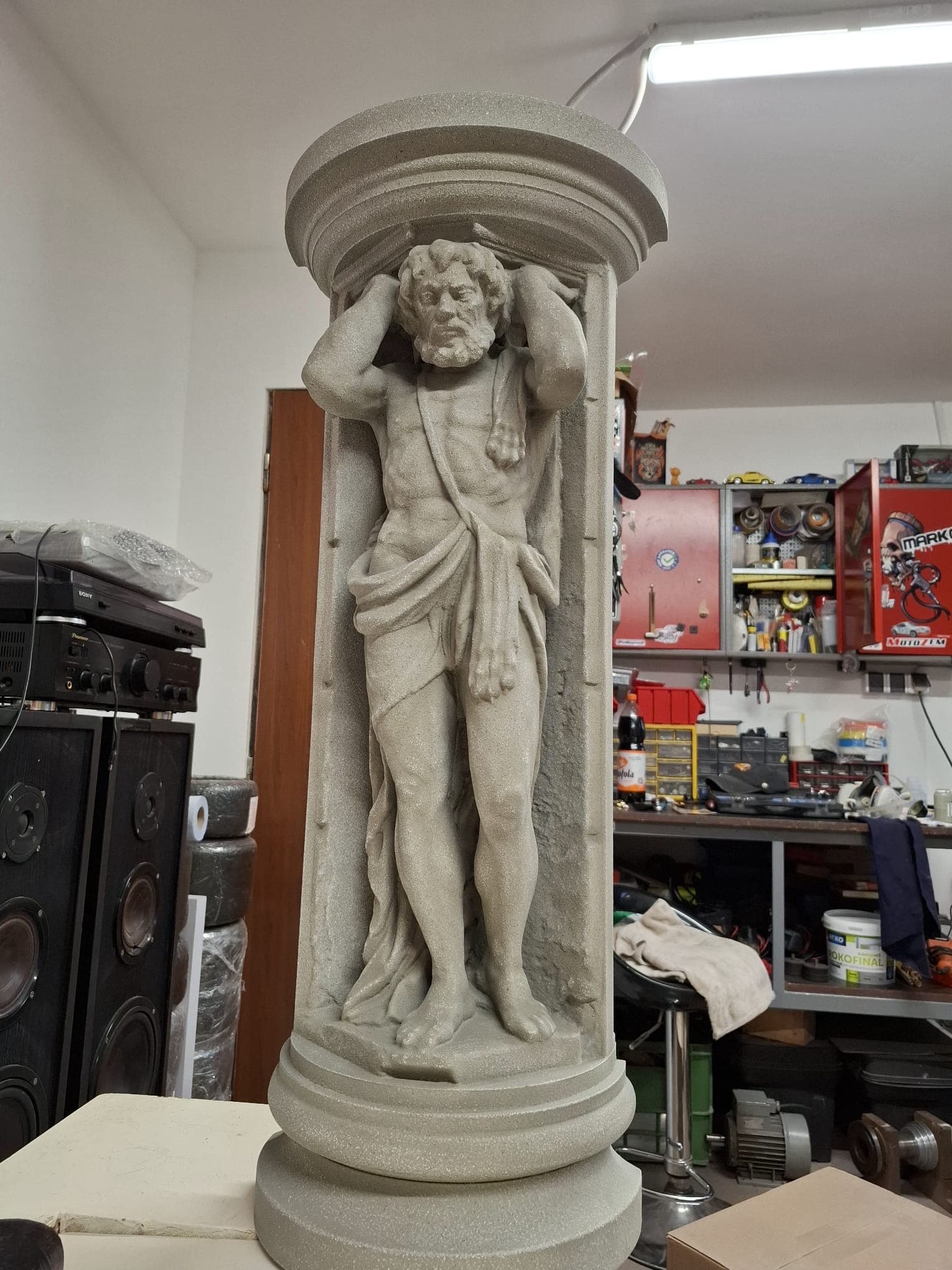 3D tlačená socha Corgoňa, 80 cm vysoká reprodukcia ikonickej figúry nesúcej stĺp