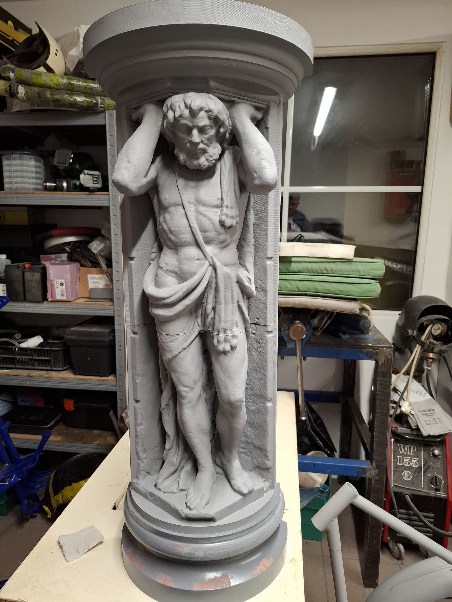3D tlačená replika Corgoňa – 80 cm vysoká figúra obra podpierajúceho stĺp, povrch pred finálnou úpravou