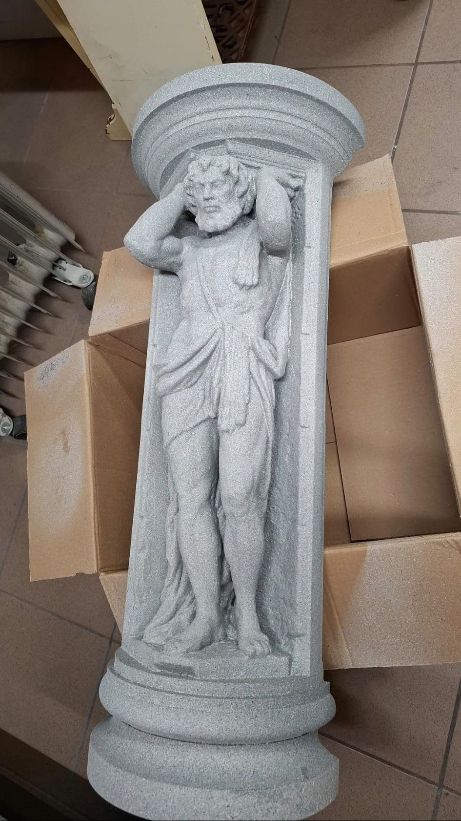 3D tlačená socha Corgoňa, 80 cm vysoká reprodukcia ikonickej figúry v sivej farbe s kamennou textúrou