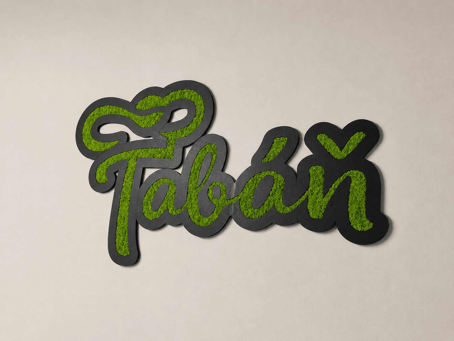 3D tlačený nápis Tabáň s mechovou výplňou písmen na svetlom pozadí